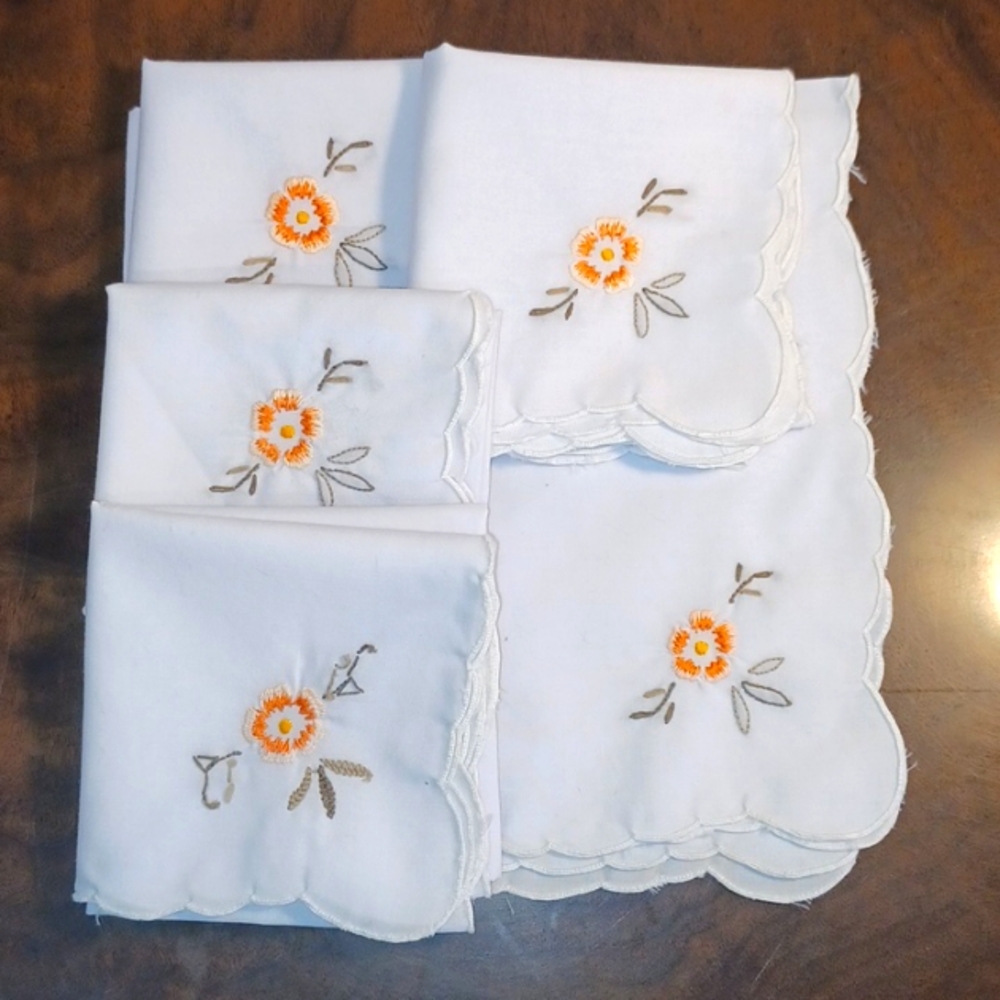 Set of 5 napkins- hand embroidered flowers 5477
